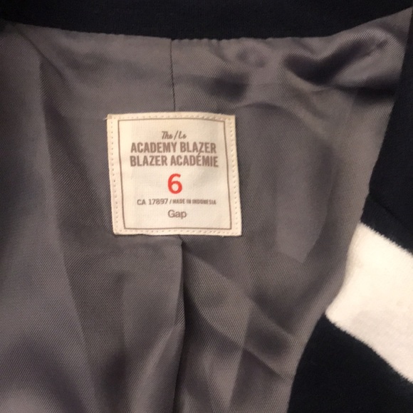 GAP Academy Blazer. Worn once. Size small. Navy and white. Classic jacket lined - Picture 2 of 4